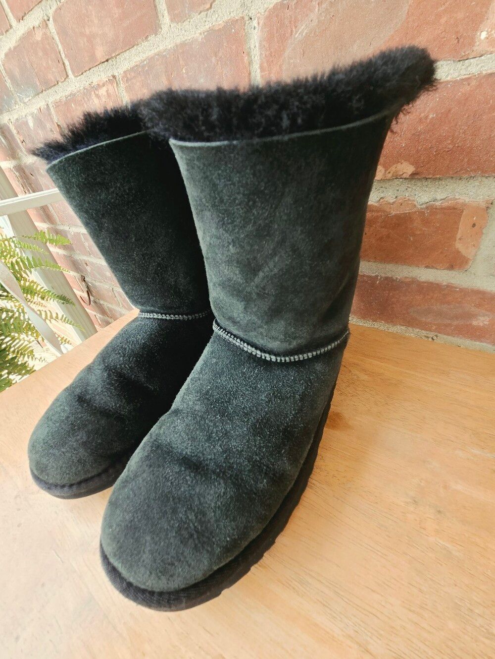 UGG Sherling Boots Black Size 6.5 Sheepskin Cozy Warm Australia